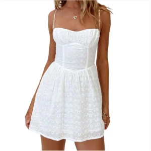 Studentklänning  - Köpt på Plick, inte använd. Den är en M kan skräddarsy till en S men det blir 70kr extra 