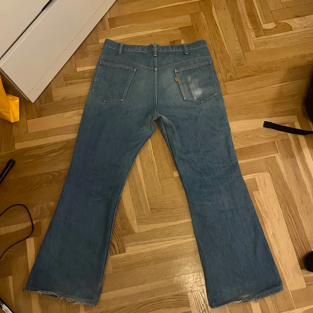 Riktigt coola vintage levi’s jeans. Förmodligen från 70-80 talet, så ett ganska ovanligt fynd. Har lite heeldrag längst nere, men annars är dom i nästan perfekt condition. hmu om du har bud eller frågor . Jeans & Byxor.