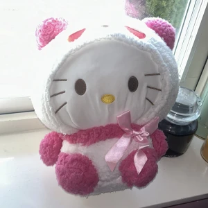 lurvigt hello kitty gosedjur  - säljer detta söta hellokitty gosedjur som är lurvig! 😍 säljer pga att den tyvärr inte får plats någonstans! 