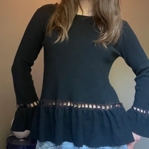 Cool stickad tröja med hål - Cool stickad tröja med hål, köpt secondhand så vet inte vart den är ifrån, skulle gissa strl S/M beroende på hur man vill att den ska sitta. Skriv vid frågor! 💞