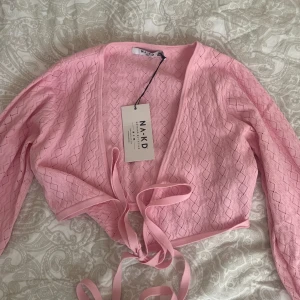 Kofta med knytning - Rosa kofta med knytning och vida armar. Storlek xxs/xs och är i nyskick med prislapp kvar, endast testad. Säljer pga för liten 💕🙌🏼