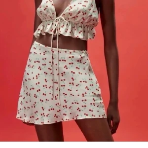 Kjol zara - Säljer denna super söta körsbärs kjolen från zara som är i ett toppen skick, passar perfekt nu till sommaren! I storlek XS 🍒☀️