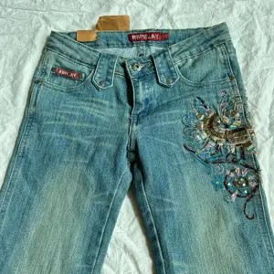 Supersöta lågmidjade vintage jeans med broderier och paljetter!! Midja 34cm rakt över innerben 64 cm. Tyvärr för små så ni kan inte få bild på! Köp via köp nu direkt eller Swish, kvar tills markerad som såld 💗💗