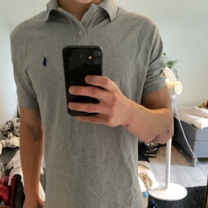 Ralph lauren pike - Tja säljer min raffe pike i toppen skick. Den passar någon runt 185cm. Skriv vid frågor! Pris går att diskutera vid snabb affär 