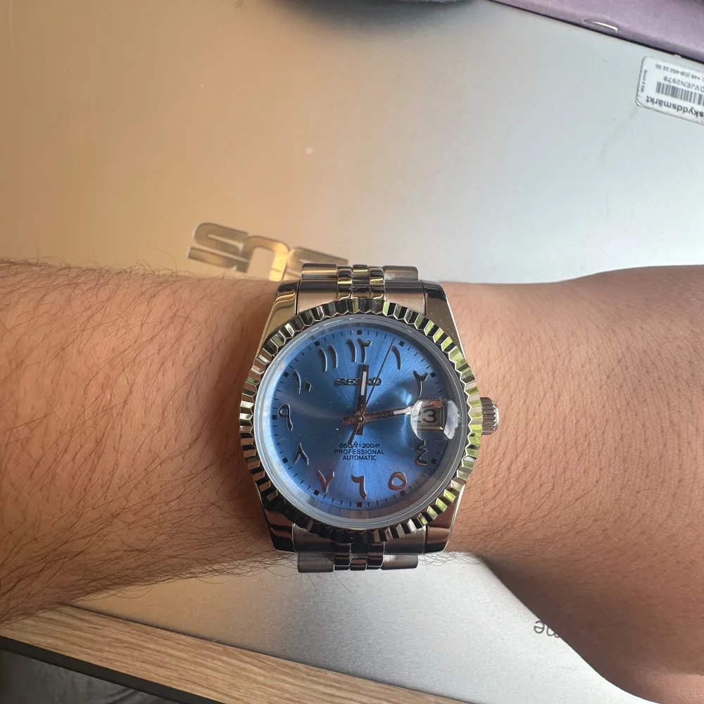 Hej. Säljer seiko klocka arabic dial light blue. 36 mm. Man får med extra förlängning delar ifall man behöver förstora den. Automat. Nyskick. Det är en custome watch så kvitto finns tyvvär inte tillgänglig. . Accessoarer.