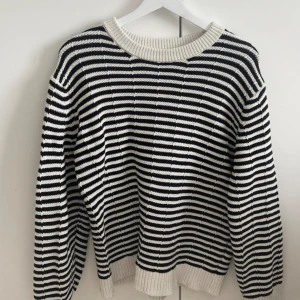 Randig tröja - Randig tröja som blir jättefin nu tills monarken! Bra kvalite! Storlek M.