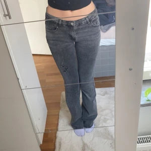 Lågmidjade bootcut jeans - Säljer dessa Low waist botcut jeans som är i väldigt fint skick!💗