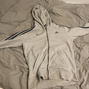 Adidas tröja  - Använd 1 gång