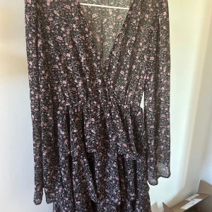 Klänning Na-Kd - Fint skick, använd enstaka gång. Superfina och vida armar. Storlek 36 och kommer från Nakd 