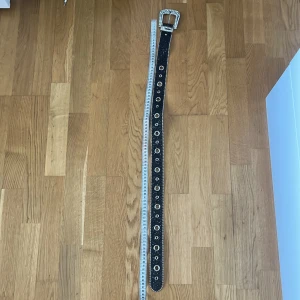 bälte - oanvänt bälte med mycket glitter. väldigt bra skick.