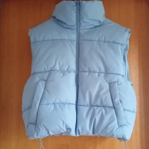 Pufferväst - Fin pufferjacka som går att använda året runt. Recycled!