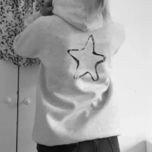 Fin hodie med coola tryck! - Nästan helt oanvänd och har inga defekter!!❤️  Skriv för fler bilder!💕🥰