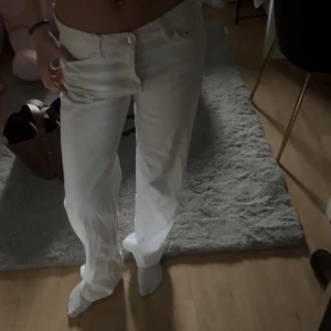 Vita jeans  - Säljer mina vita Low waist jenas från gina tricot! Storlek 38, Aldtig använda!! Ny pris 500💕Säljer pga sitter inte rikigt som jag tänkte! Min syster på bilden som vanligtvis har 36!💕💕😁skriv vid frågor! Pris kan diskuteras 