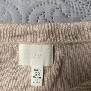  Off shoulder tröja -  Säljer denna tröjan för att jag inte ta på mig den längre och den sitter jättefint och använt den knappt ca två till tre gånger och priset kan diskuteras men kunden står för frakten  Skriv till mig om ni vill ha fler bilder 🩷