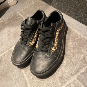Vans med leopard  - Kollar intresset på dessa skor som ser näst intill oanvända ut,
