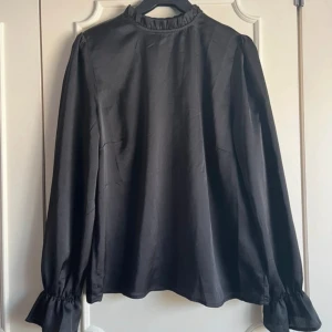 Svart blus - Lite stor i i storleken passar kanske en storlek 38 bättre.  Fint skick Passar både till vardag och till fest✨