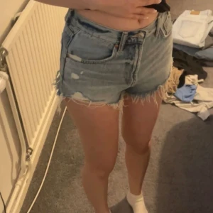 Zara shorts  - Blå jeansshorts från Zara, medelhög midja🎀