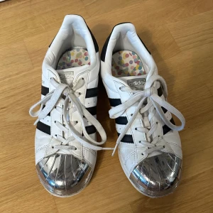 adidas original - ganska slitna adidas originals med cool detalj. originella sulor finns inte kvar. 