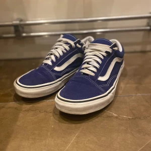 Vans - Tja! Säljer dessa mörkblåa vans som är riktigt snygga,har använt dom hyfsat mycket men funkar mycket bra till sommaren !