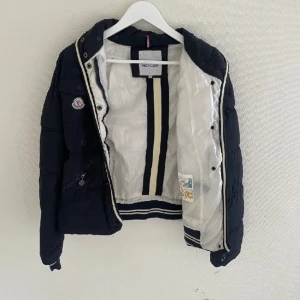 Moncler Jacka - Säljer en Moncler Jacka. Självklart äkta och mycket bra skick👌 Storlek S. Pris går att diskutera vid snabb affär. Kontakta mig vid minsta lilla fråga eller fundering.