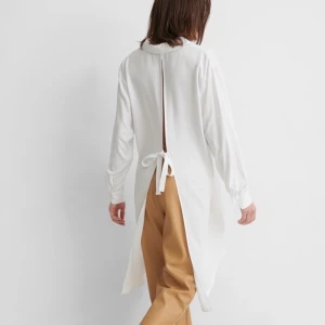 Cool skjorta med öppen rygg, OANVÄND - Uuuursnygg skjorta med öppen detalj i ryggen, längre modell, perfekt nu till sommaren! 100 % viskos 💚SLUTSÅLD, nypris 439 kr🌺