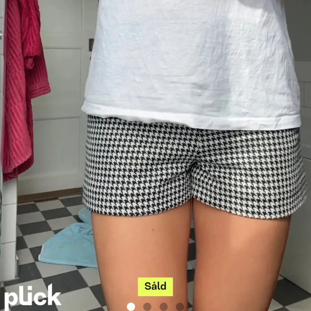 Super söta shorts från Zara som är köpta på Plick men passade tyvär inte mig. Dem är i bra skick, bilderna är lånade.. Shorts.