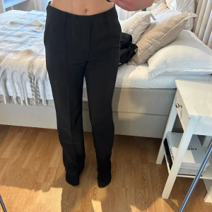 Madlady Kostymbyxor  - Säljer på grund av fel storlek. Använda några gånger men inga defekter.  Modell: Sally, mid waist med stråkveck Nypris: 600kr