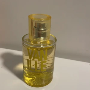 Solinotes - En sockrig och lätt vaniljdoft som passar perfekt till sommaren, den är absolut inte tung! Ursprungligen 50 ml men skulle tippa på 45 ml kvar. Köpt för 299 på Sephora 🎀