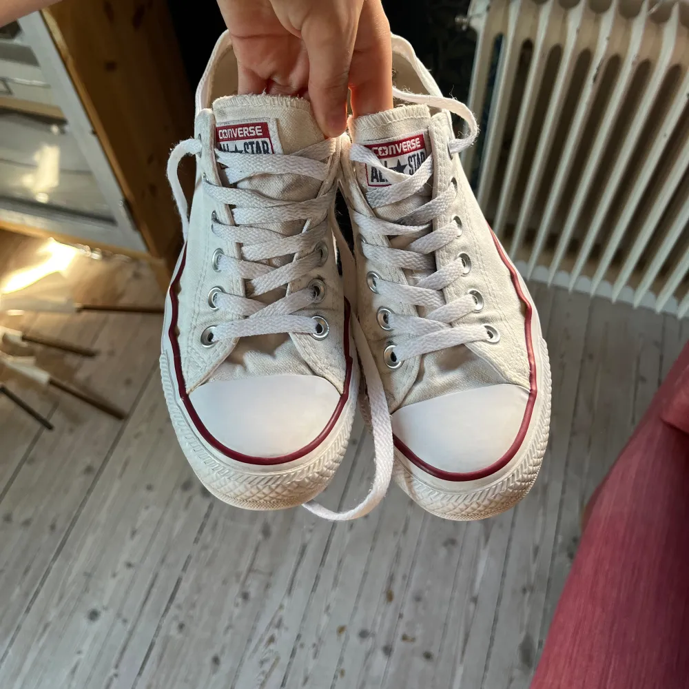 Jättefina converse all star skor💗 lite små deffekter men annars i väldigt bra skick!. Skor.