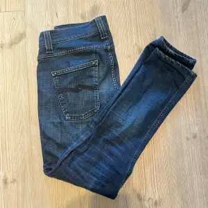 Säljer nu dessa sköna jeans från nudie i storlek 30/32, använda några gånger, bra skick 8/10,  Tveka inte att höra av er vid minsta fundering! skickar gärna fler bilder🙏pris kan också diskuteras.