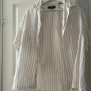 Linneskjorta från Jack and Jones  - Köpt på Jack and Jones  Mycket bra skick, knappt andvänd  Stl M  För fler bilder osv, hör av er! 
