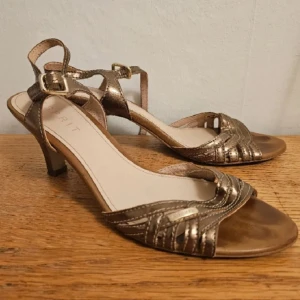 Klackskor  - Söta skor med låg klack, fom guldig färg.