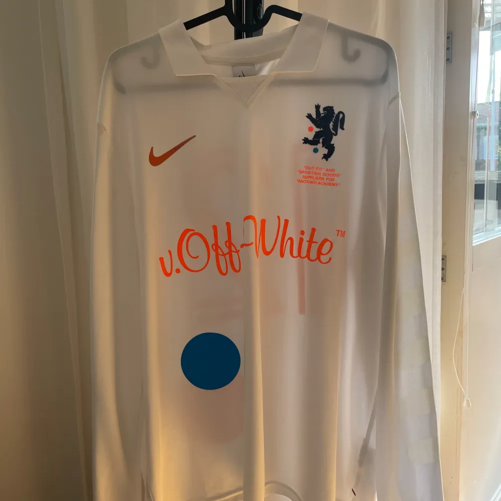 Nikelab x OFF-White Mercurial NRG X Football Jersey white i grymt skick med endast liten fläck på ena armen.  Säljs för ca 500 euro på goat. T-shirts.