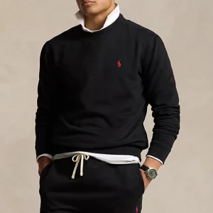 Ralph lauren tröja - Snygg och skön tröja men använder inte längre💗 Kostar 2095 kr på Ralph laurens hemsida och är väldigt liten i storleken. Vet inte ifall den är man eller kvinna modell. Kom priv för fler bilder 