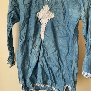 Vintage 60-tal boho  - Sliten tunika med missfärgningar och lösa trådar 42 bredd 67 längd  Köp bet frakt