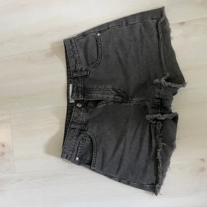 Gråa jeansshorts - Gråa jeansshorts i storlek S från Cubus  Säljer pga de va för små, använt fåtal ggr