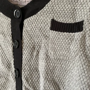 Kofta tröja - Grå kofta med svarta fållar. Stickad  Köp bet frakt