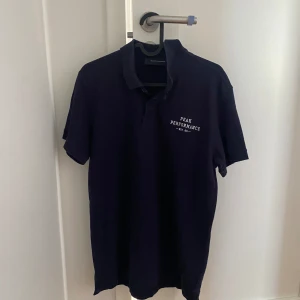 Peak performance pikè - Mörkblå Peak Performance piké. Endast använd 2-3 gånger och den är nytvättad. Säljer då jag inte använder den längre. Skicka ett meddelande vid frågor eller intresse! 