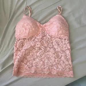 sommartopp  - säljer denna gulliga spetstopp, perfekt till sommaren!☀️ den är köpt här på plick och säljer pga att den inte passade mig. toppen är lite genomskinlig, men inte vid brösten. det står ingen storlek men skulle säga xs/s. skriv om du har några frågor🩷