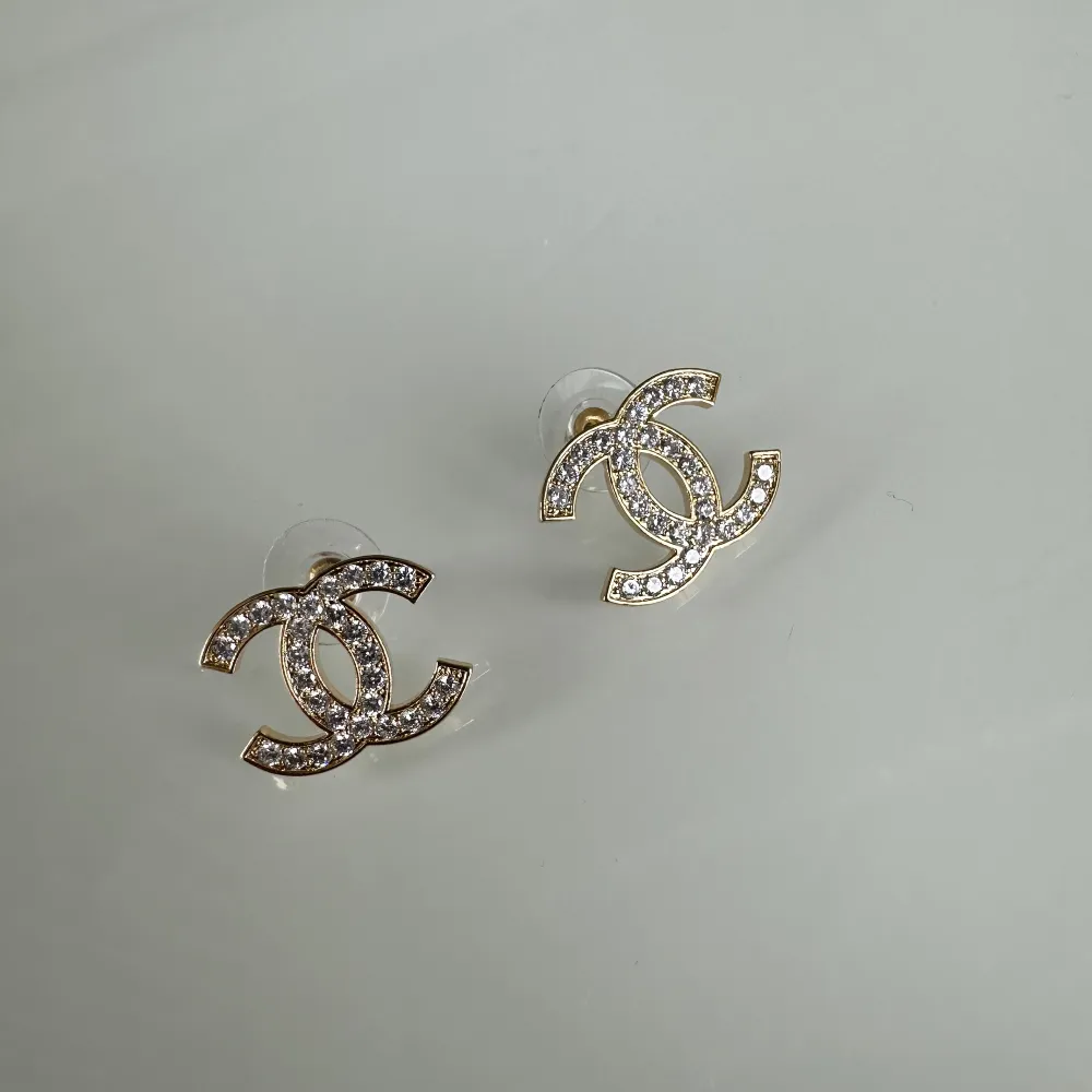 Snygga glittrande 💖 örhängen passar perfekt till alla tillfällen! ger en unik och stilfull touch. De cirkulära detaljerna lägger till en modern dimension till dessa eleganta örhängen . Asusteet.