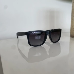 Ray-Ban glasögon! - Jag säljer dessa feta Ray-Bans, mycket sparsamt använd i min ägo, skicket kan man se på bilderna(lite slitna), jag säljer de för 449kr, har du yttligare frågor eller vill ha fler bilder är de bara att skriva😊