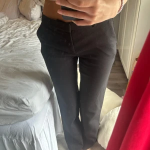Lågmidjade kostymbyxor bootcut - Super fina kostymbyxor!! Är storlek 36 men skulle säga att dem passar både 34 och 38 också. Lågmidjade och bootcut. Aldrig använda och ser helt nya ut!