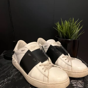 Valentino Skor - Säljer ett par valentino skor i storlek 41, kan passa vissa 42. Använda en del, inga direkta skador, men går att fixa till så de blir snyggare. Man får med nya snören ifall man vill byta också.   Hör av er ifall ni har frågor eller vill ha mer bilder