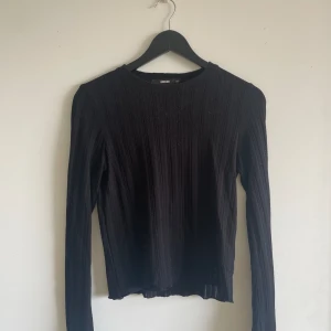 JÄTTEFIN topp - Topp från bikbok som inte kommer till användning längre. Har tyvärr ett litet hål men syns knappt och kan lätt sy igen de om det behövs💓