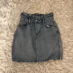 Jeanskjol - Säljer den här fina korta jeanskjolen från gina tricot i storlek 34/S då den är för liten💕