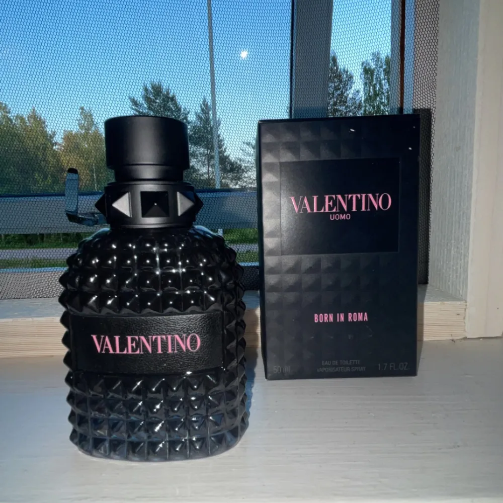 Perfekt doft nu till sommaren Valentino born in Roma! Ungefär 47ml kvar. Köpte den för nån månad sedan. Nypris 700-800kr. Parfym.