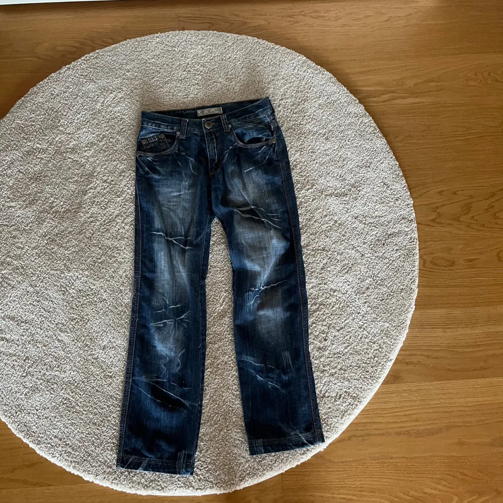 Super coola jeans med vingar på baksidan! Från komso lupo, super bra skick. midjemått: 38cm, innerbenslängd: 78cm, ytterbenslängd: 96cm. Jeans & Byxor.