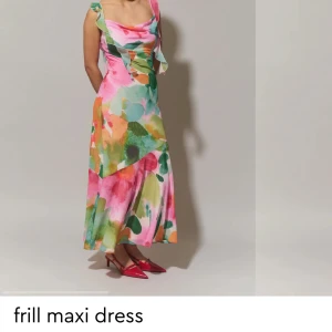 Gina klänning  - INTRESSEKOLL! min fina klänning som är helt slutsåld! Helt ny med prislappen kvar! ❤️