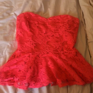 Sommar topp - Super snygg sommartorp från Gina tricot. Köpt från sellpy men har inte använt någon gång! Hör av er om ni har fler frågor❤️(färgen är typ neon rosa) 