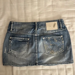 Jeanskjol - Low waist jeanskjol med superfin detalj på ena backfickan och hål fram🩷passar på mig som är S men skulle nog även passa någon med storlek M